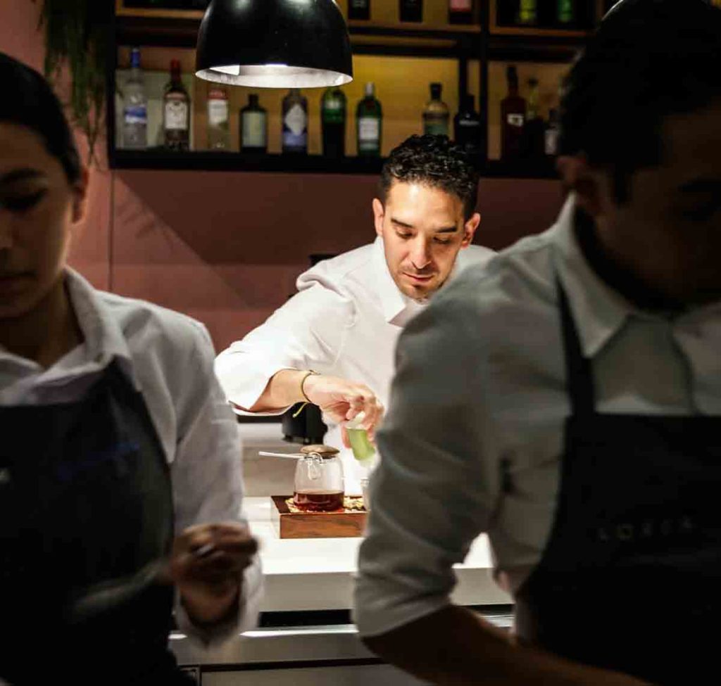 Oswaldo Oliva y siete colegas intervienen la cocina con clásicos capitalinos. Descubre el menú de adivinanzas y tacos nocturnos.