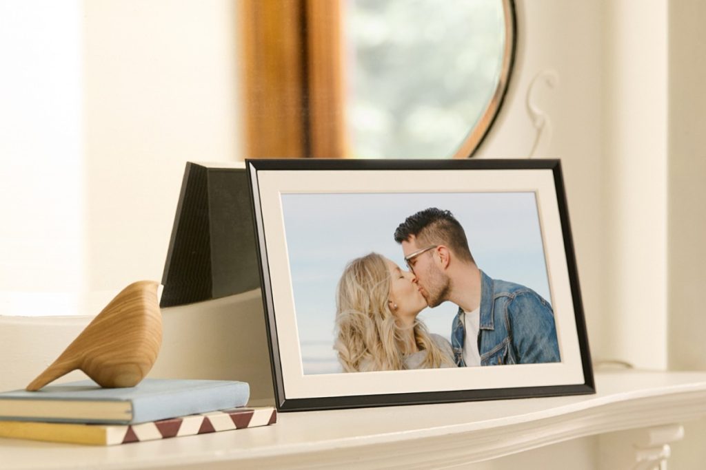 Un marco de la marca Aura sobre un mueble. 