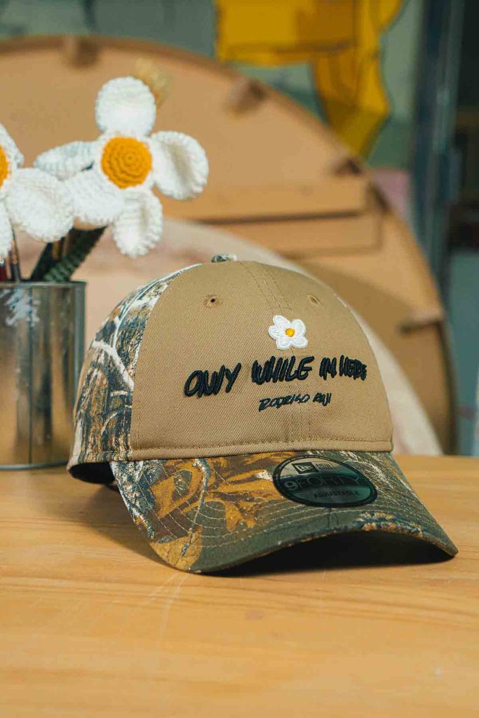 La marca de headwear inaugura su primer espacio híbrido de arte y moda en el mundo, lanzando una colección exclusiva de gorras