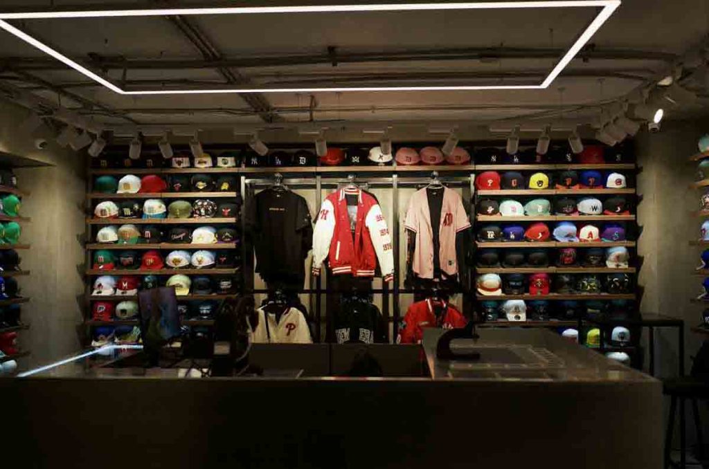 La marca de headwear inaugura su primer espacio híbrido de arte y moda en el mundo, lanzando una colección exclusiva de gorras