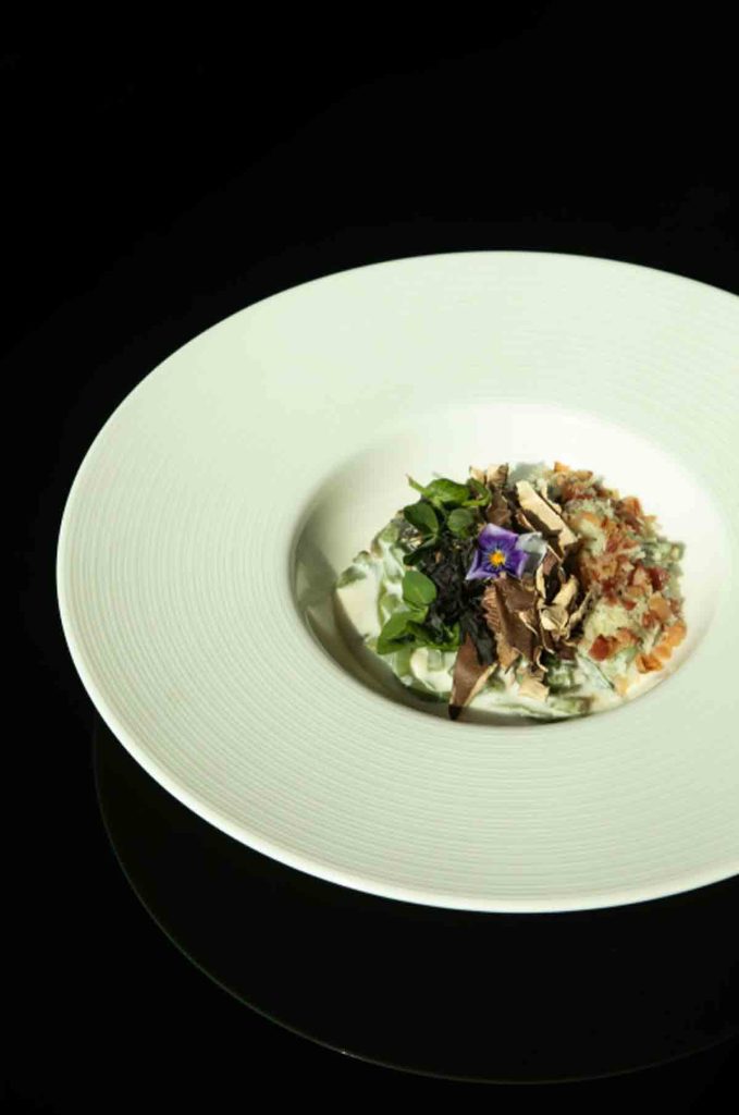 Samos presenta dos experiencias privadas con menús de cuatro tiempos y decoración floral para celebrar el amor en febrero.