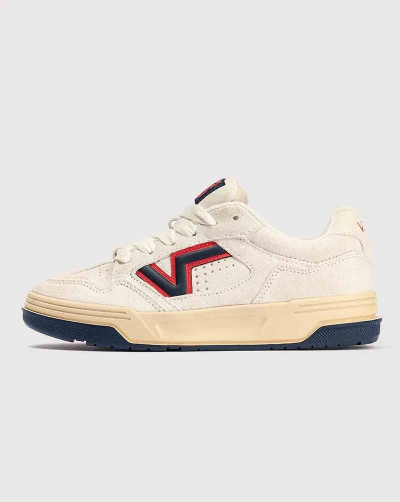 Kass Quezada es la nueva cara de la marca en una campaña que mezcla nostalgia noventera, siluetas chunky y tatuajes junto a Arturo Madrazo.