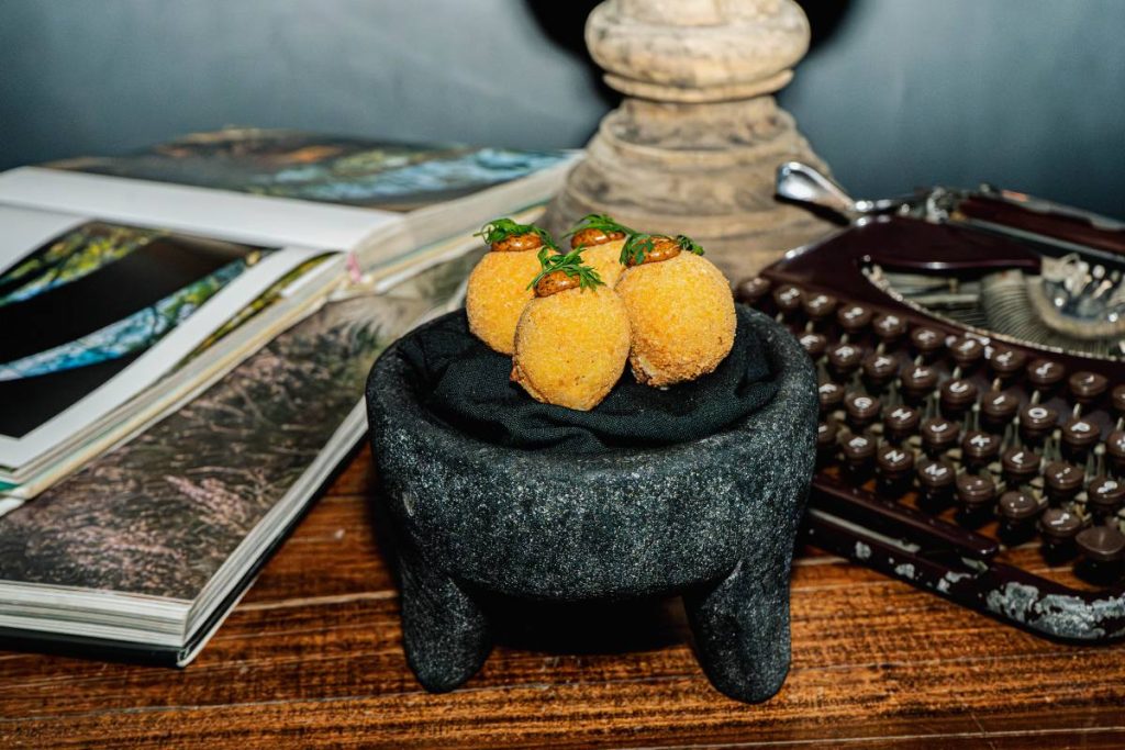 Gin Gin: Hay que comer y beber entre cráneos 0