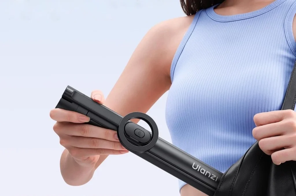 Una persona guarda el tripié Ulanzi SK-21.