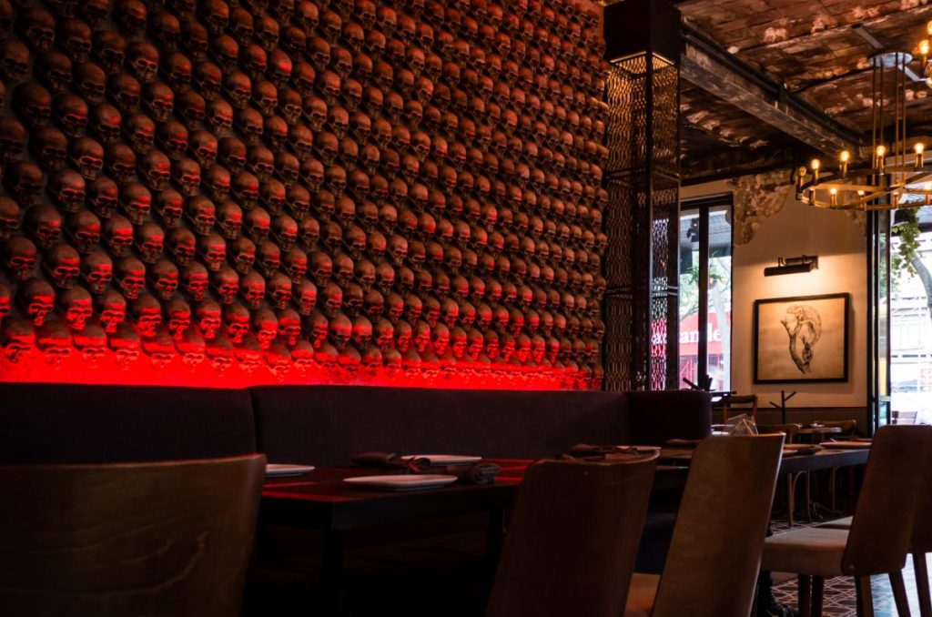 Gin Gin: Hay que comer y beber entre cráneos