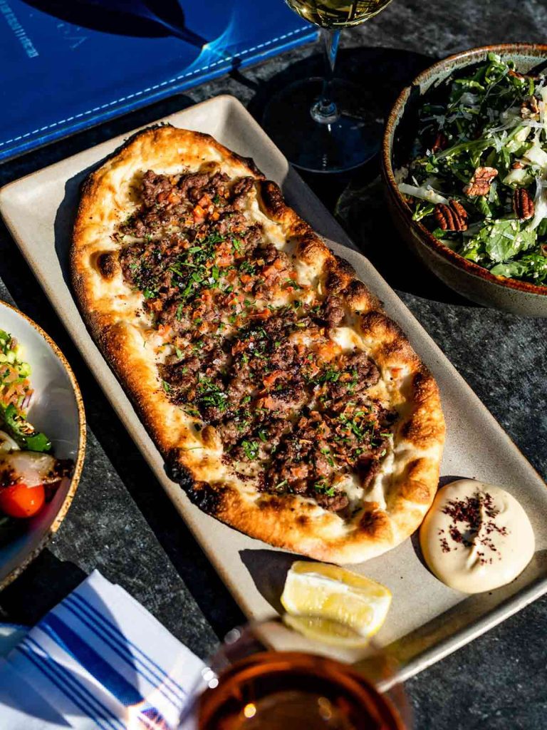 Hamsa, el epicentro de la cocina israelí contemporánea en Houston. Ubicado en Rice Village, este hotspot combina hummus y carnes a la brasa