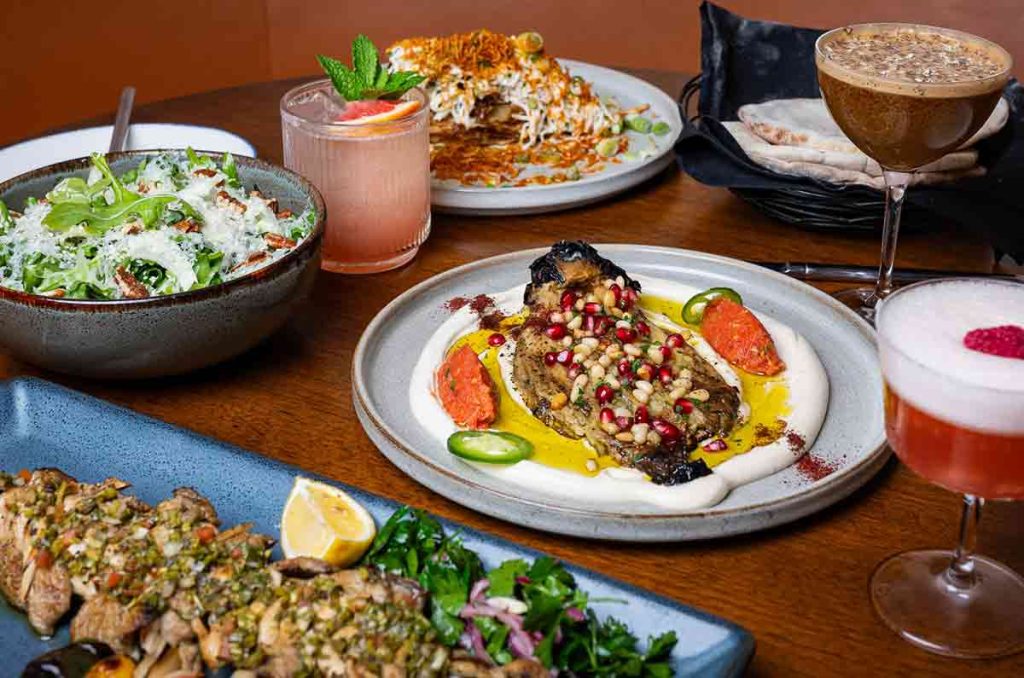 Hamsa, el epicentro de la cocina israelí contemporánea en Houston. Ubicado en Rice Village, este hotspot combina hummus y carnes a la brasa