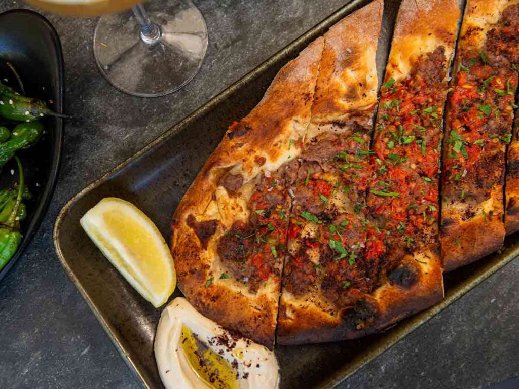 Hamsa, el epicentro de la cocina israelí contemporánea en Houston. Ubicado en Rice Village, este hotspot combina hummus y carnes a la brasa
