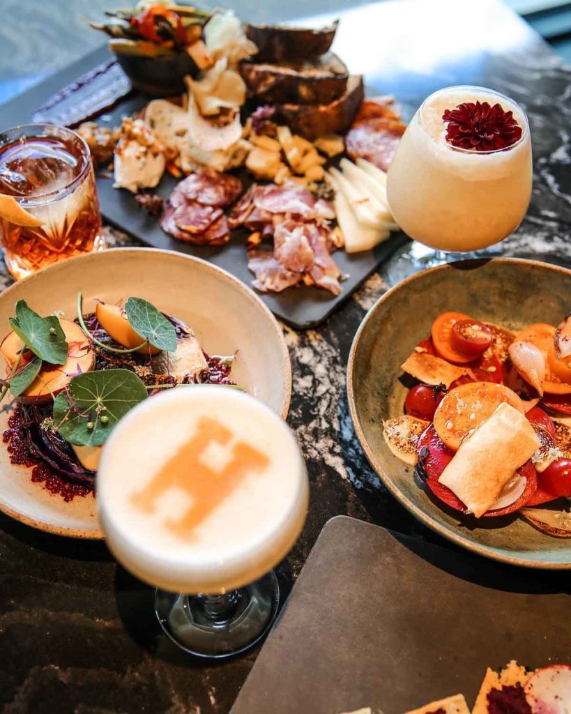 Los mejores 7 restaurantes de Park City: comida japonesa, bares, walking tours cocteles, y dónde vivir el apres ski