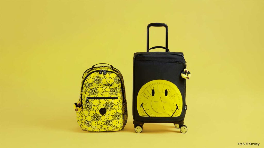 Conoce la colaboración entre Kipling y Smiley, una línea de bolsos y equipaje que combina funcionalidad con un diseño optimista.