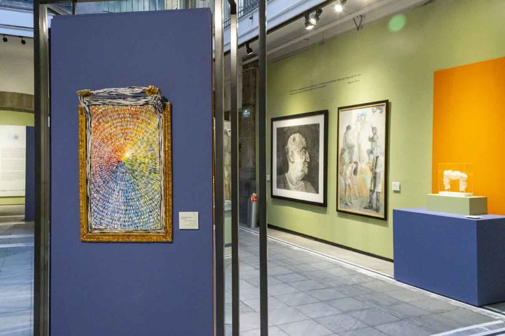 Descubre la nueva muestra de la SHCP reúne piezas de Francisco Toledo y más creadores para explorar el poder psicológico del autorretrato.