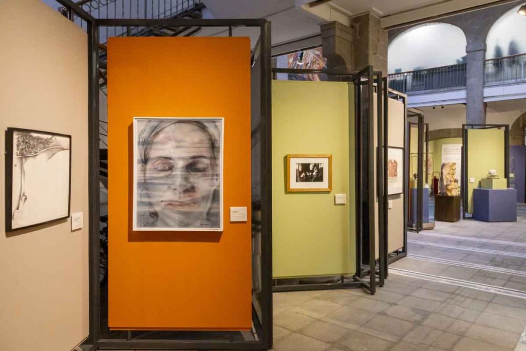 Descubre la nueva muestra de la SHCP reúne piezas de Francisco Toledo y más creadores para explorar el poder psicológico del autorretrato.