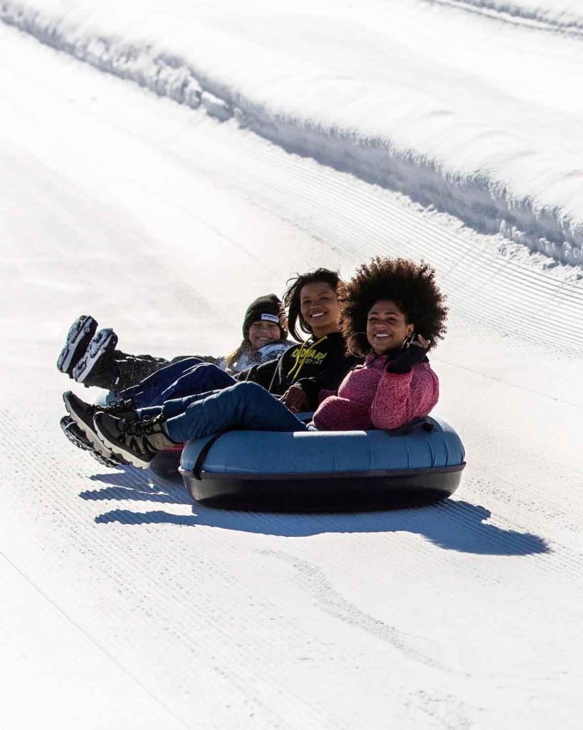 Olvida los trineos de madera: aquí te subes a una llanta inflable gigante (un "tube") diseñada para deslizarse a toda velocidad por la nieve