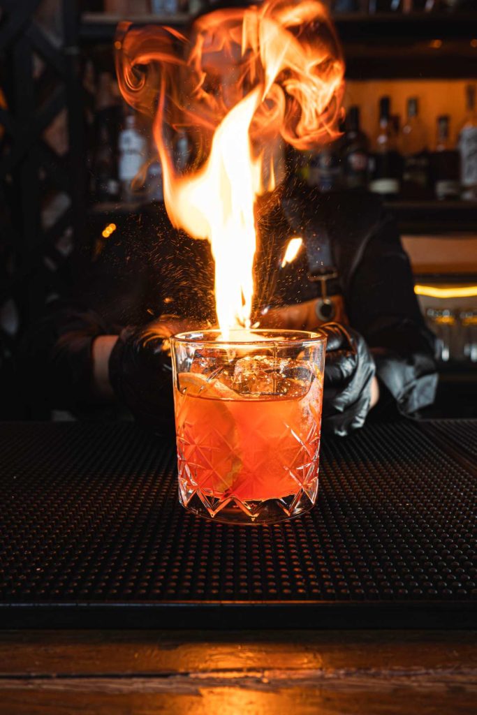 Gin Gin: Hay que comer y beber entre cráneos 1