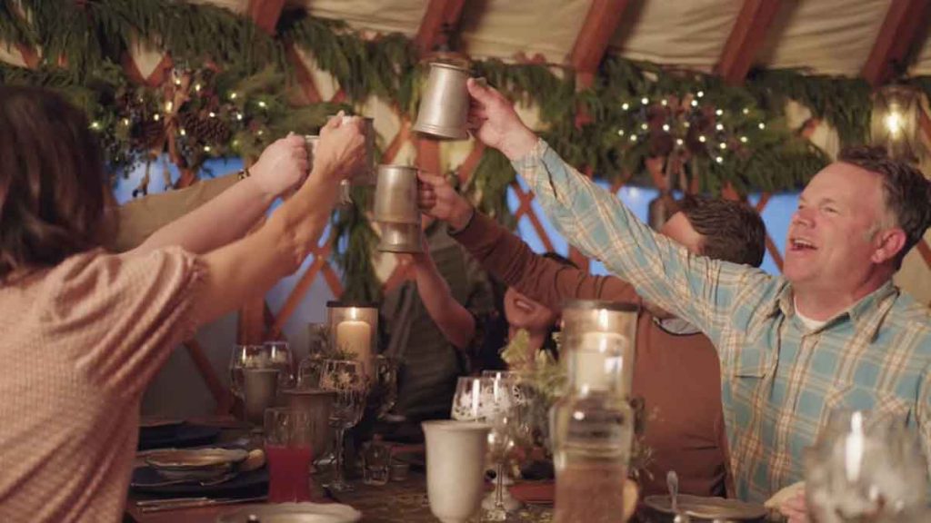 Vive algo que parece sacado de una leyenda nórdica en The Viking Yurt: una cabaña en la cima de una montaña helada