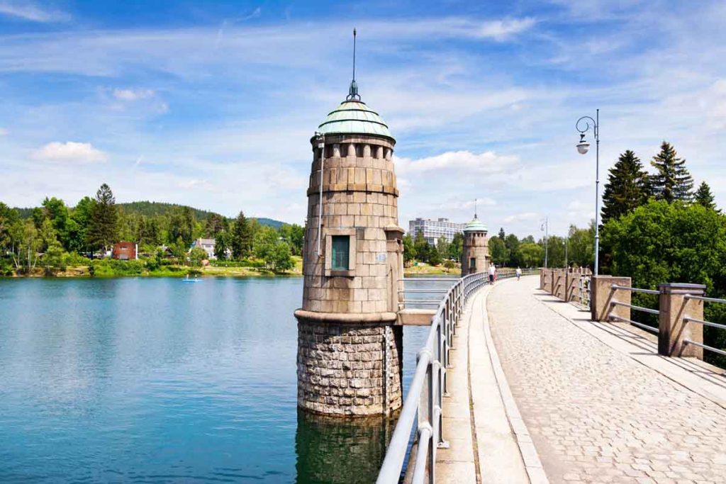 Descubre las cinco ciudades checas donde el futbol y la cultura se unen para recibir a los seguidores del equipo tricolor en el próximo torneo.