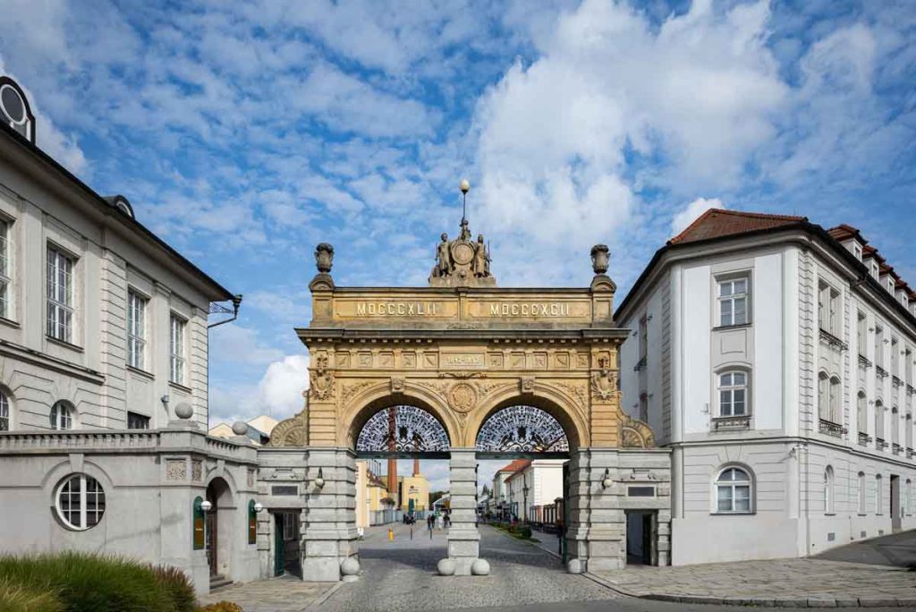 Descubre las cinco ciudades checas donde el futbol y la cultura se unen para recibir a los seguidores del equipo tricolor en el próximo torneo.