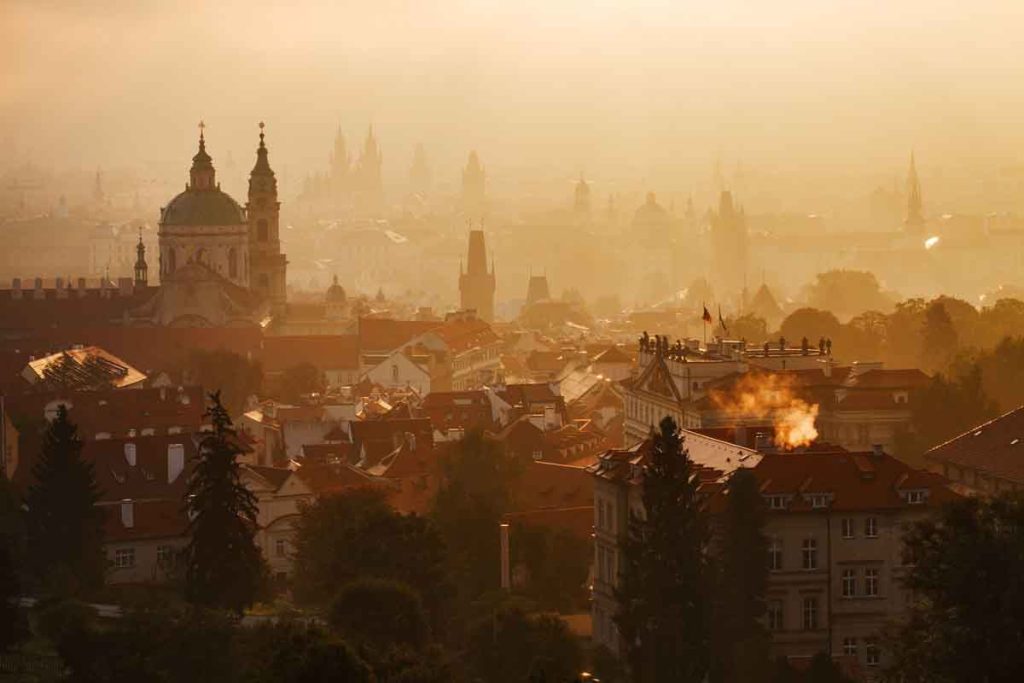 Descubre las cinco ciudades checas donde el futbol y la cultura se unen para recibir a los seguidores del equipo tricolor en el próximo torneo.