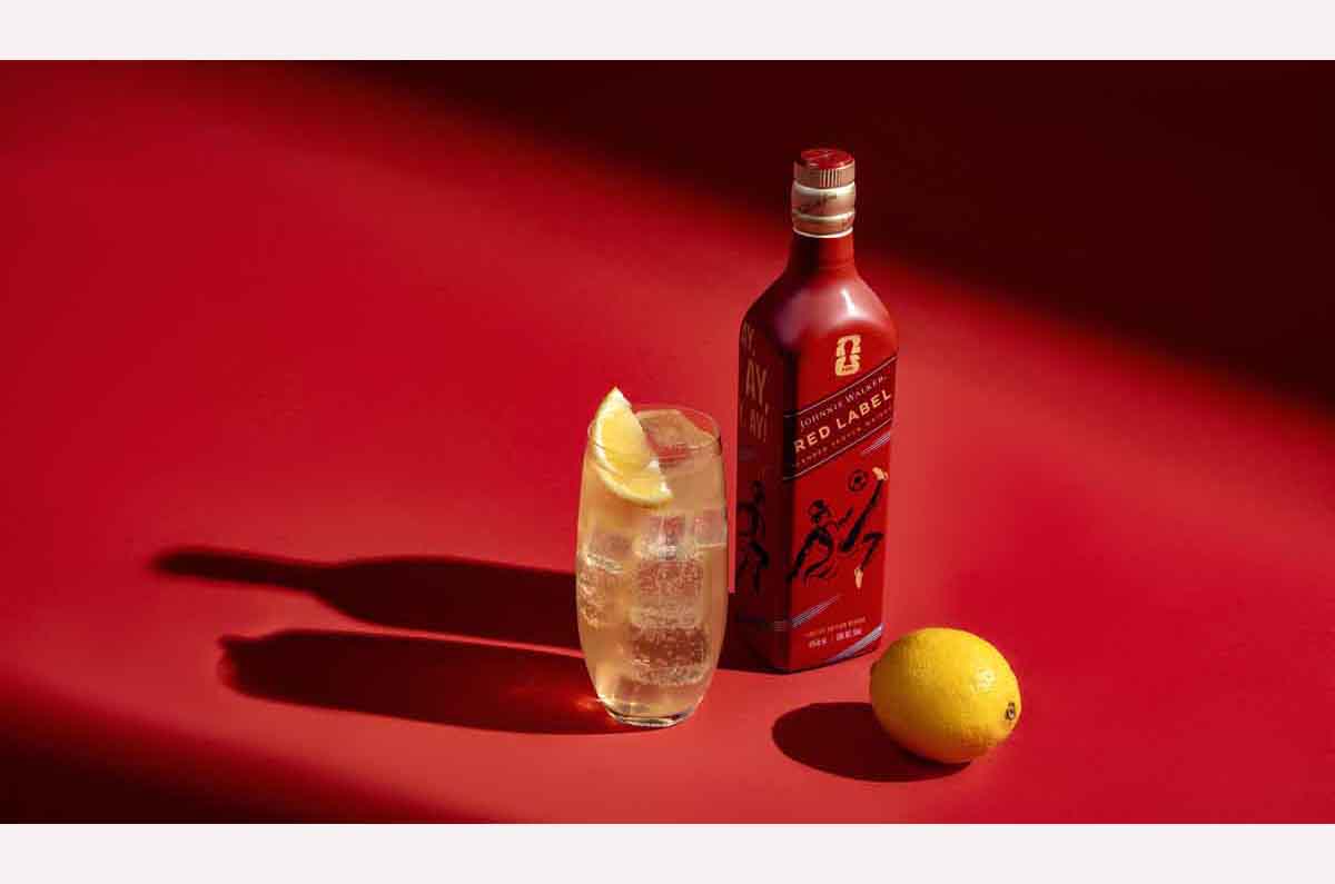 Johnnie Walker y Hugo Sánchez lanzan botella con una chilena