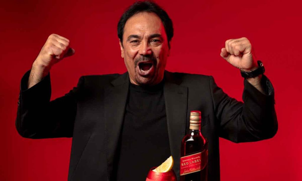 Conoce la nueva campaña Canta y Keep Walking. El envase de Red Label brilla en la oscuridad y cambia su logo por la jugada del ex futbolista.