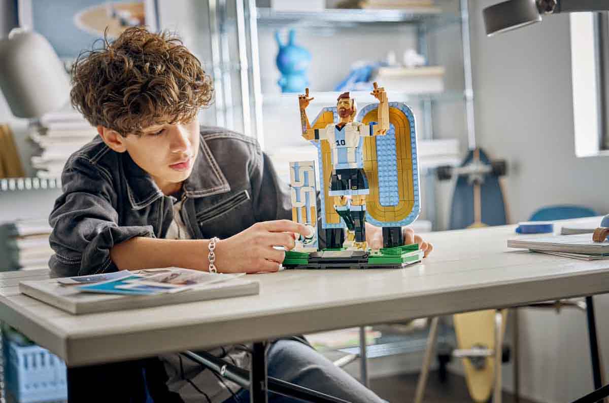 Colección Lego de futbol con figuras de Messi, Cristiano, Mbappé y balones