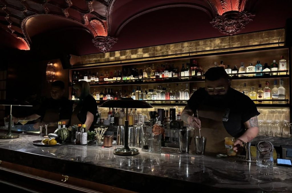 Tras estos libros se ubica Librería Castelar, el nuevo speakeasy de Polanco