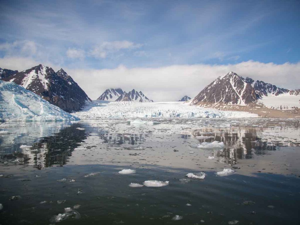 Recorre el archipiélago de Svalbard en un crucero para encontrar fauna silvestre y paisajes de hielo en el extremo norte del planeta.