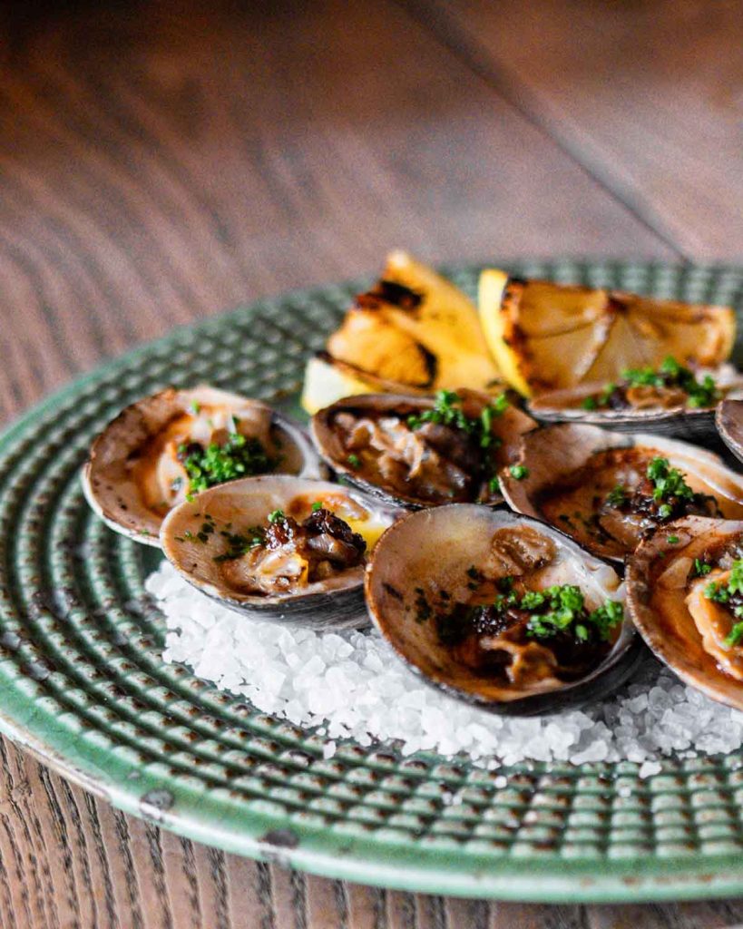 Conoce la nueva etapa del restaurante Salazar en Paseo de la Reforma. El chef Ricardo Galván toma el mando con un menú cocinado a la leña y al carbón.