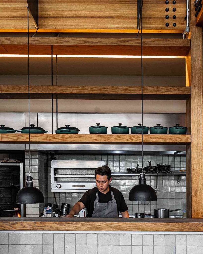 Conoce la nueva etapa del restaurante Salazar en Paseo de la Reforma. El chef Ricardo Galván toma el mando con un menú cocinado a la leña y al carbón.