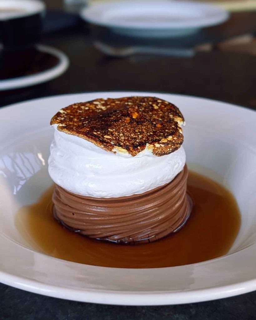 Conoce la nueva etapa del restaurante Salazar en Paseo de la Reforma. El chef Ricardo Galván toma el mando con un menú cocinado a la leña y al carbón.