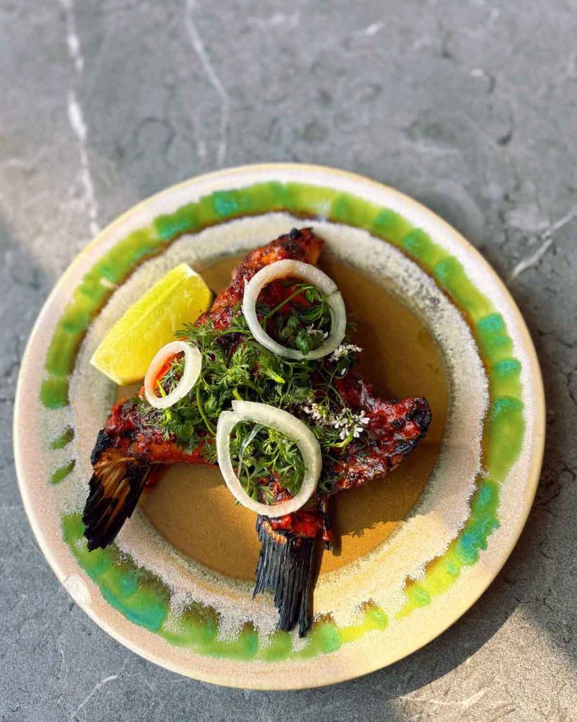 Conoce la nueva etapa del restaurante Salazar en Paseo de la Reforma. El chef Ricardo Galván toma el mando con un menú cocinado a la leña y al carbón.