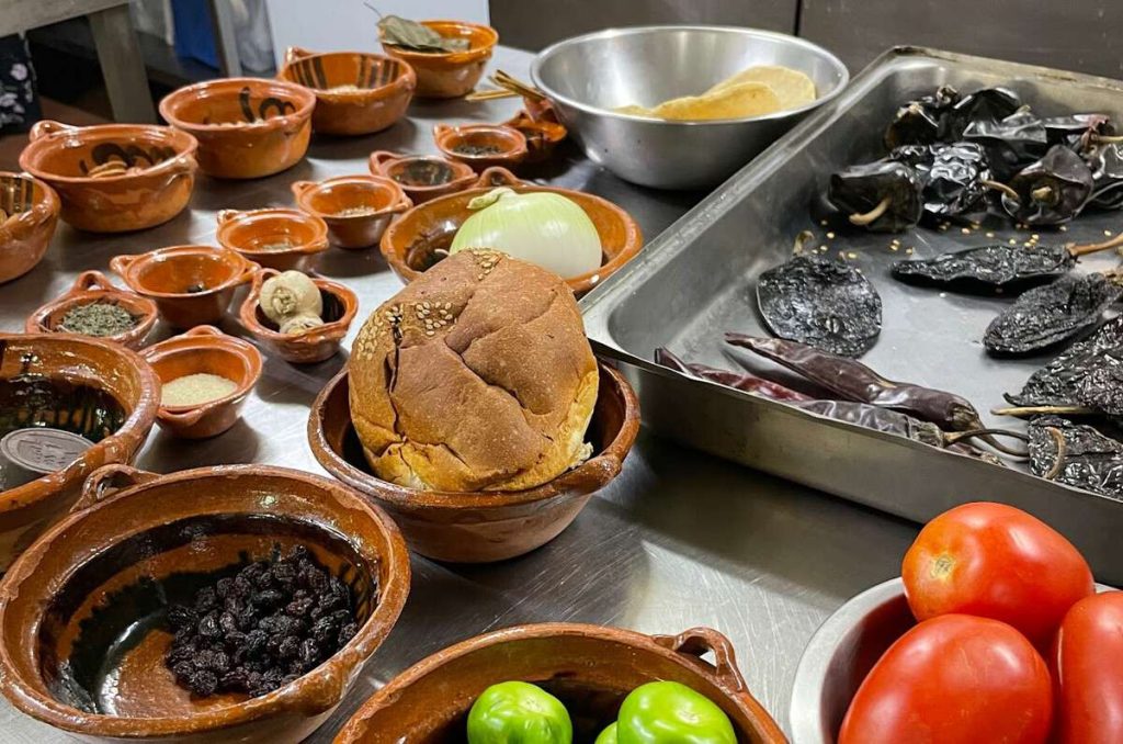 Aprende a hacer mole en este taller gastronómico de CDMX