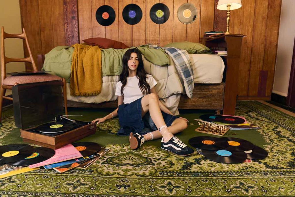 Vans Super Lowpro llega por 1,699 pesos en colores negro y azul con tecnología de espuma EVA y diseño retro de la histórica línea Serio.