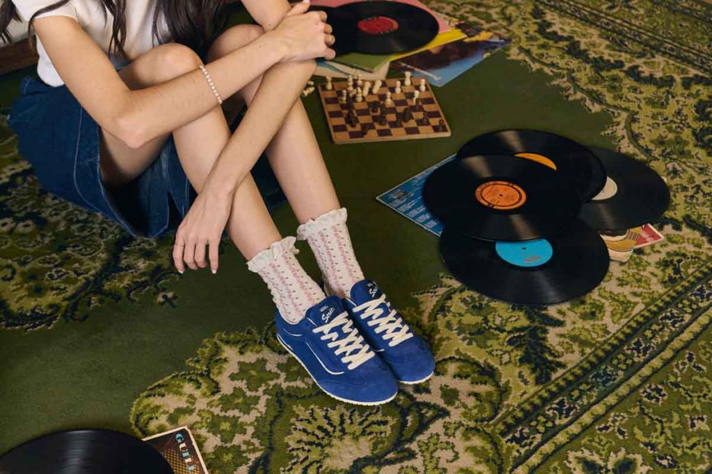 Vans Super Lowpro llega por 1,699 pesos en colores negro y azul con tecnología de espuma EVA y diseño retro de la histórica línea Serio.