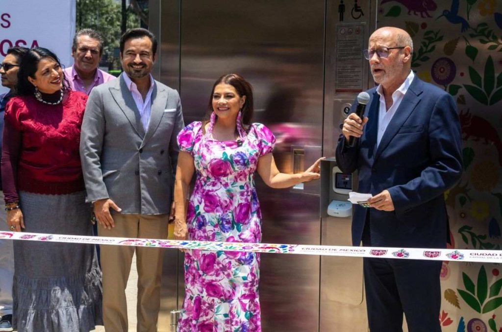 Clara Brugada inauguró los nuevos baños públicos inteligentes de CDMX