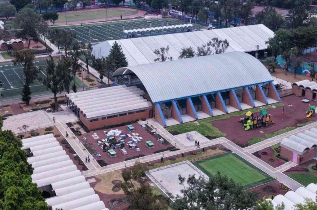 Alberca olímpica con clases de natación GRATIS en la nueva Utopía