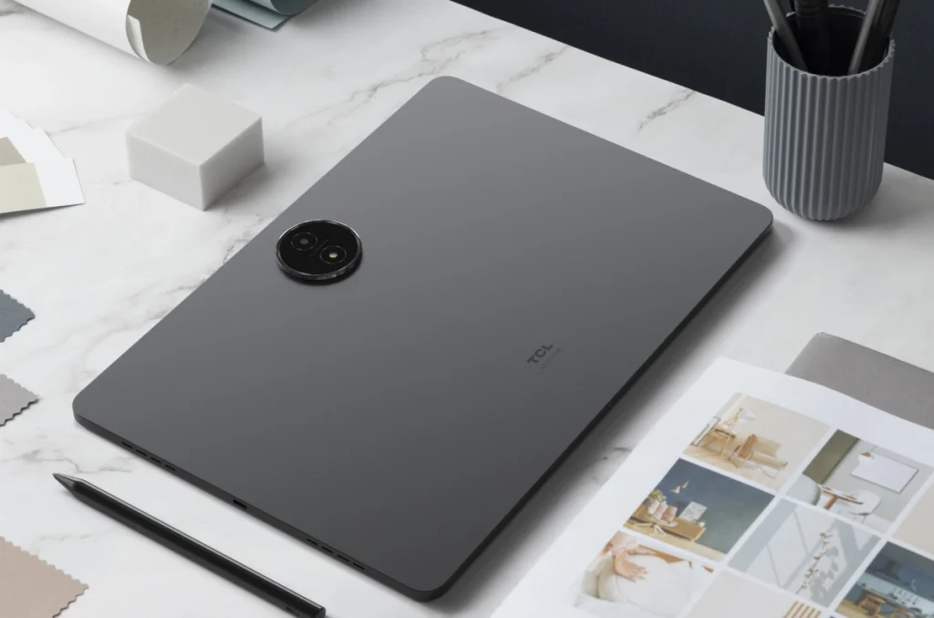 Tablet de la marca TCL sobre una mesa.