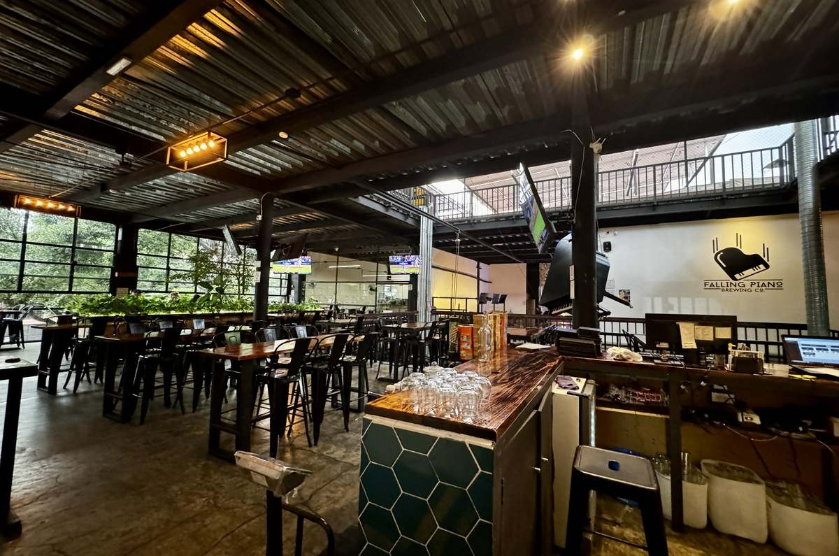 Falling Piano celebra aniversario ¡con cerveza ilimitada y fiesta futbolera!