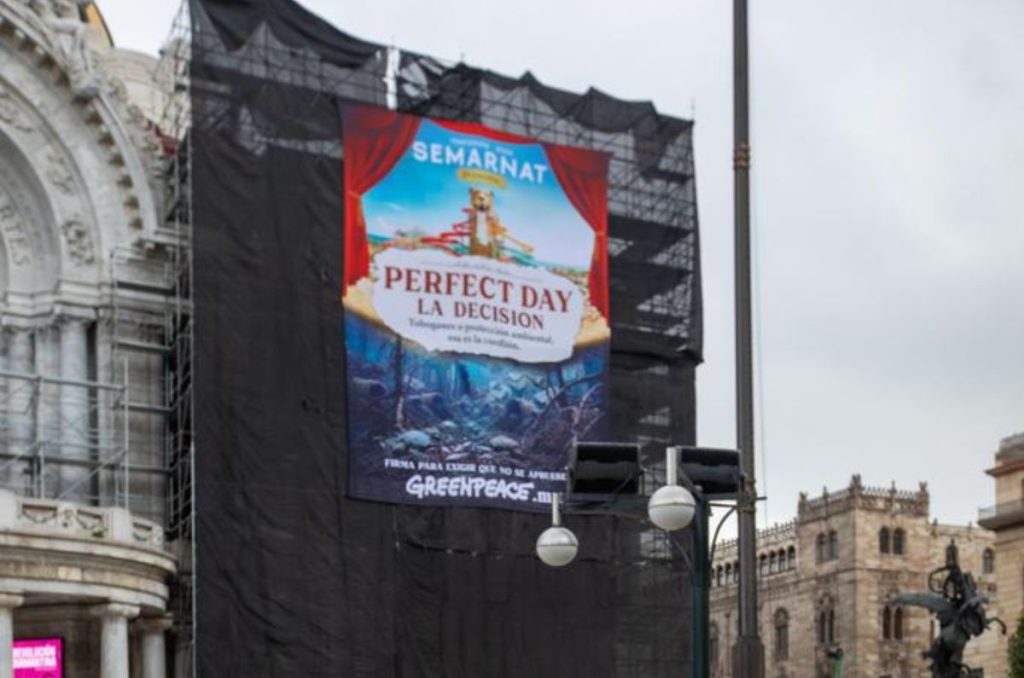 Greenpeace coloca manta en contra del proyecto Perfect Day