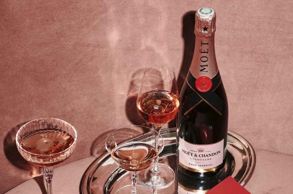 Descubre la nueva botella Rosé Impérial de Moët & Chandon. Conoce los restaurantes y tiendas departamentales para comprar el regalo de mamá.