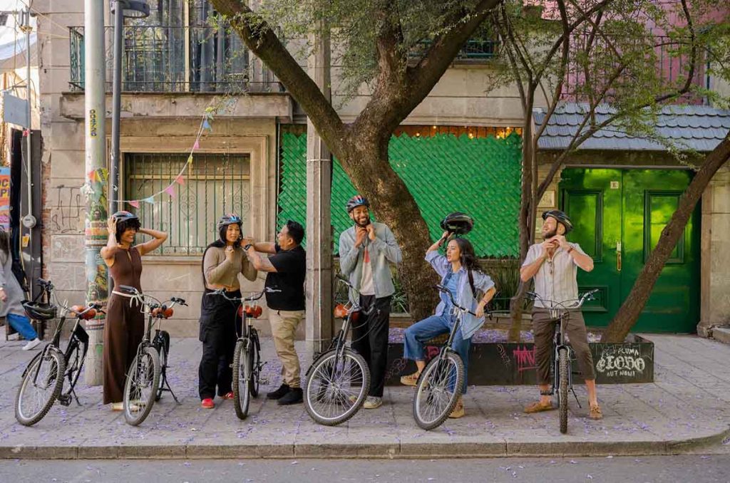 Reserva tours de tacos en bici, rutas de vinilos y remo en Xochimilco a través de Airbnb durante la Copa Mundial de la FIFA 2026 en México.