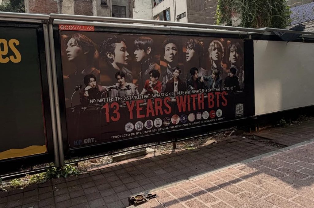 BTS México 13 aniversario banner conmemorativo calle Belgrado CDMX junio