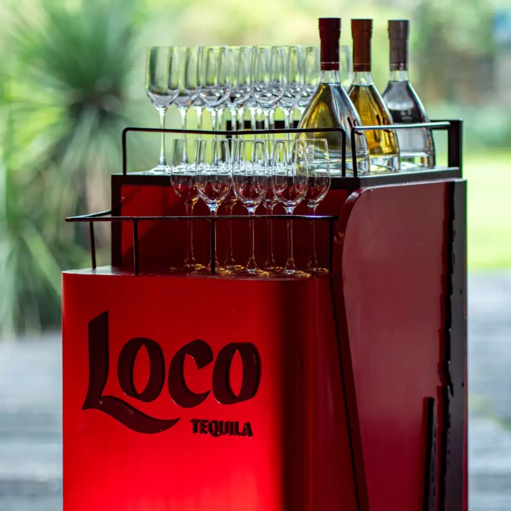 Loco Tequila y Santiago Arau inauguran su exposición “Canchas”: la evolución del juego de pelota al fútbol actual con una interpretación genial entre trazos y campos de agave 8